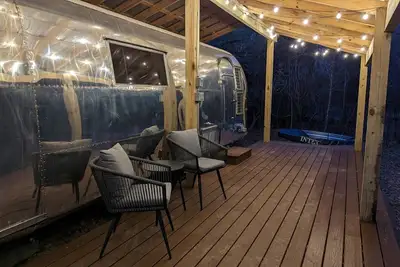 Image de Riveted Retreat '62Airstream - 2hr Houston Dallas