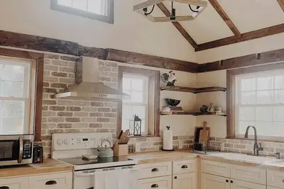 Image de Historic 1817 Berkshire Farmhouse- Close to Everything!