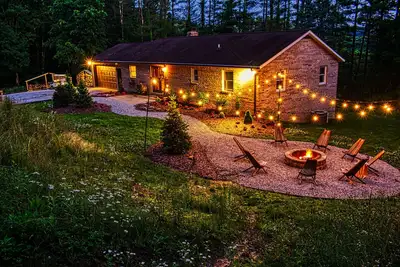 Image de Private home near Hocking Hills! King bed, hot tub, game room, fire place!
