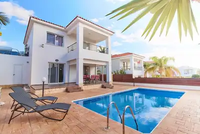 Image de A 3 bedroom villa with a private pool and 5 minutes from the Beach!
