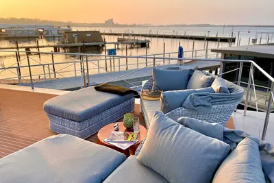 Bateau \"Hausboot Inkl Motorboot, Ostsee\" avec vue sur mer, terrasse privée et Wi-Fi.