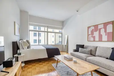 Image de Deluxe FiDi Studio w/ Gym & Doorman, nr Freedom Tower, by Blueground