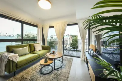 Image de Stylish 2br Apt w Balcony 5 min From Tel Aviv Port