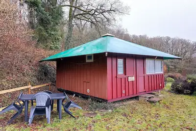 Image de Cabane en bois en pleine nature avec étang
