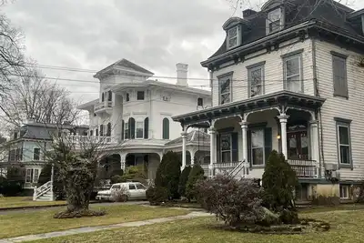 Image de 1 Br Private Victorian Apt dans un emplacement idéal en ville sur un demi-acre pour 4 personnes