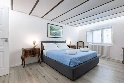 Image de Modern 75 sqm apartment, able to accommodate up to 6 people, on the third floor of a period building equipped with a lift (6 steps to access the lift and 15 steps to access the building). The property is located in a strategic area, 500 meters from the h