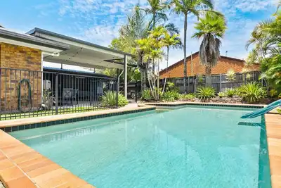 Image de 4 bedroom gem with a great outdoor area including pool and you can bring a small dog.