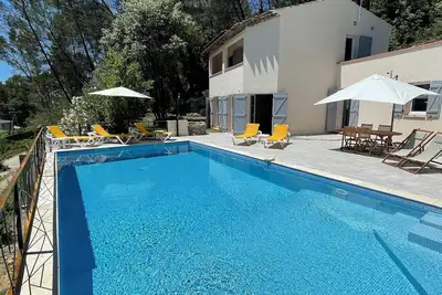 Image de Villa de caractère au calme avec vue imprenable, a 5 minutes du centre ville