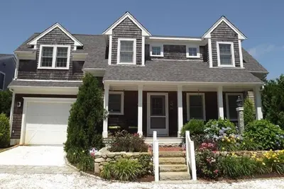 Image de Vacation in the heart of Chatham and walk to everything. Oyster Pond Beach is right around the corner!