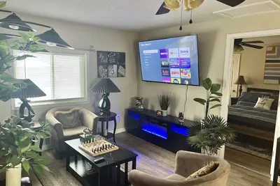 Image de A Cozy, Homely, Fun Retreat minutes from downtown