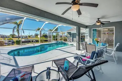 Image de Villa Sunny Daze - Nice 4br waterfront villa w. pool, spa, pool table