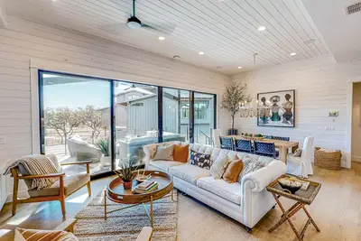 Image de Incredible home with high-end interior, entertainer's outdoor space, firepit