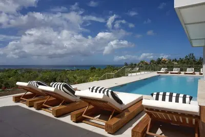 Image de Midcentury 7 bedroom villa with amazing sunsets and lounge spaces