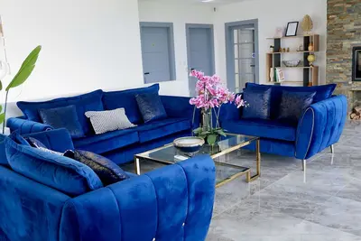 Image de 7 Bedroom Stunning Villa with function room and spa.