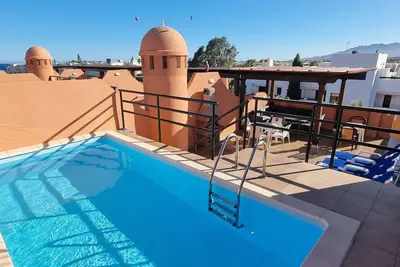 Penthouse, 2 chambres, piscine privée en solarium et barbecue. 60m de plage. WiFi