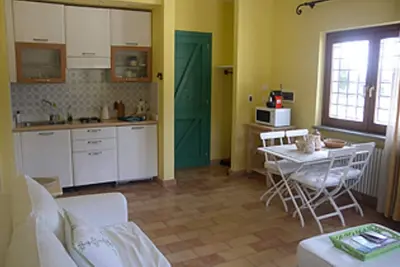 Delicious Apartment inside elegant Farmhouse on shores of Lake Martignano, Rome