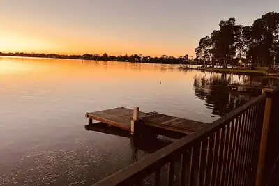 Image de Family-sized Waterfront Home with lake views & private jetty!