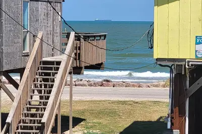 Image de Just a few steps the the ocean from this second row home!