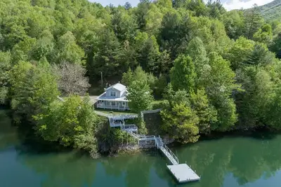 Image de Lakefront Cottage - Spacious House w/ Private Dock on Lake Nantahala