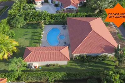 Image de 😎Luxury 3 bdrm Villa -Private Pool- Min. to the beach - Private Chef for hire😎