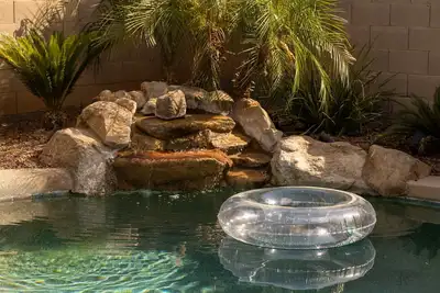 Image de Main Floor King Room plus 4 Bedroom Upstairs w/ Game Room & Heated Pool