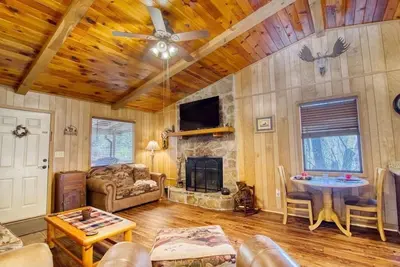 Image de Private - Spacious- Creek Lined Cabin