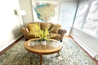 Image de “Charming Beauty” cozy/modern home- min from Great Lakes Mall/entertainment/food