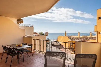 Image de Retraite en bord de mer avec terrasse privée et vue sur la mer Ref014