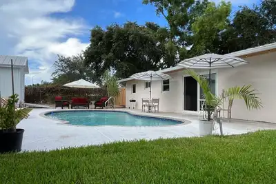 Image de Beautiful house with pool near beach and downtown