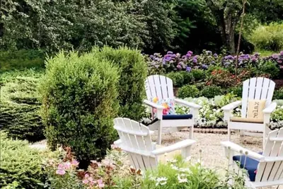 Image de Historic, Antique Southern Maine Farmhouse For All Seasons - 5 mins to Portland!