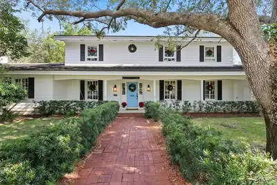Image de Charming  Estate House on classic Old Cutler rd.