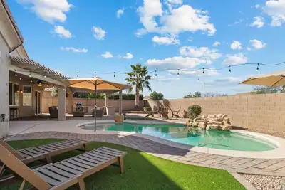 Image de Discover the magic of Surprise & Phoenix in this contemporary home