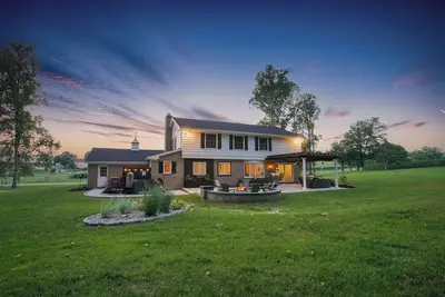 Image de Zook Manor | Hot Tub, Game Room + Fire Pit!