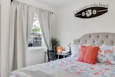 Image de Cozy 1br Bungalow by the beach, coffee, and dining. Walking Score 10/10