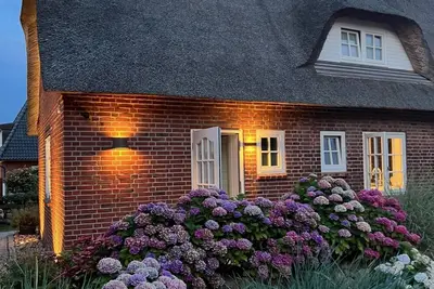Image de Detached thatched house with garden