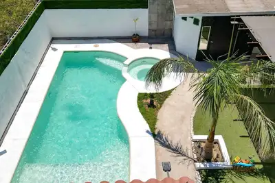 Image de Incredible in-town pool house with Bbq area!