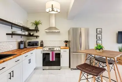 Image de \"Eucalyptus\" in Evanston 1 Bed Bright Suite