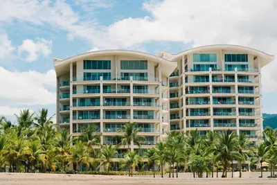 Image de Deluxe Beach Front Contemporary Condo - Fantastic Sunset Ocean Views!