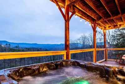 Image de Dog Friendly Cabin, Hot Tub, 10 Mins to Dollywood, 3 Decks with Views, Sleeps 10, Near Pigeon Forge & Smoky Mountains, Cozy Living Space, 24/7 Support