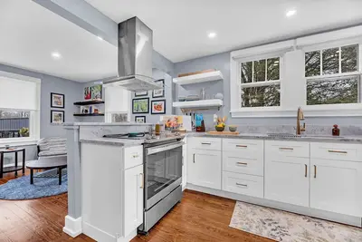 Image de Newly renovated Cozy home with chef kitchen, pretty much fully stocked