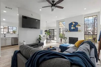 Image de 5br Bonnie Home Steps from It All!