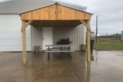 Image de Family and pet friendly creek access with Rv Hook up.