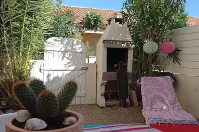 Image de Petit pavillon avec terrasse/ mezzanine/piscine/parking  à 200 m de la mer.