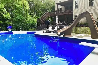 Image de New Guest Apartment- Pool, Hot Tub, Fire Pit, Air Hockey, Pool Table & Kids Area