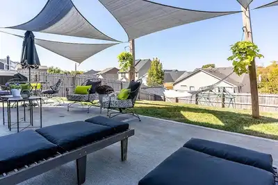 Image de 527 Estrella · King Bed, entire 4 bedroom, Kentucky living