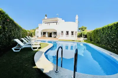 Image de Truly Portuguese style - 800m from the beach!