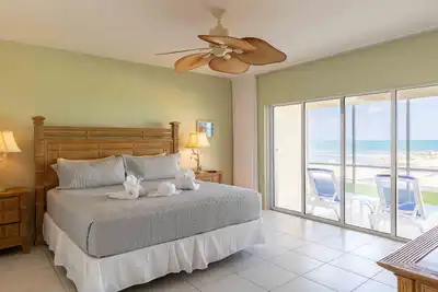 Image de Relax Recharge Enjoy Beachfront Home, Stunning Sunset next door to RumPoint