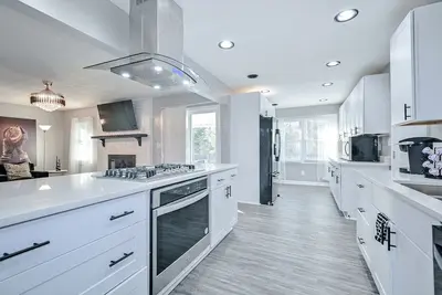 Image de ***Spacious 4 Bedroom home w 1. 1 acre backyard 10 mins Airport***