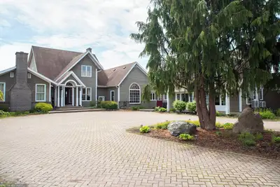 Image de Rita’s Retreat Main House ~ Indoor Saltwater Pool ~ with Lake View!