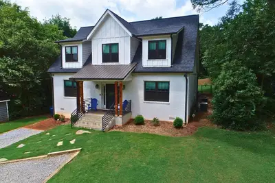 Image de Family Friendly w/4 Kings Near Uga & Downtown Athens. Parking for Uga Basketball